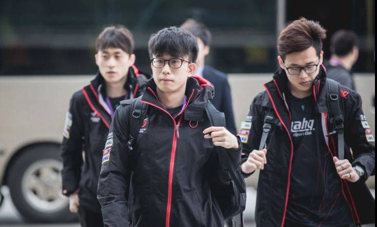 LOL选手转型教练，需要学习哪(nǎ)些东西(xī)？