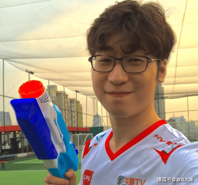 LPL终于涨工資(zī)了，王多多曝光如(rú)今解说工資(zī)，琯(guǎn)泽元收入最高