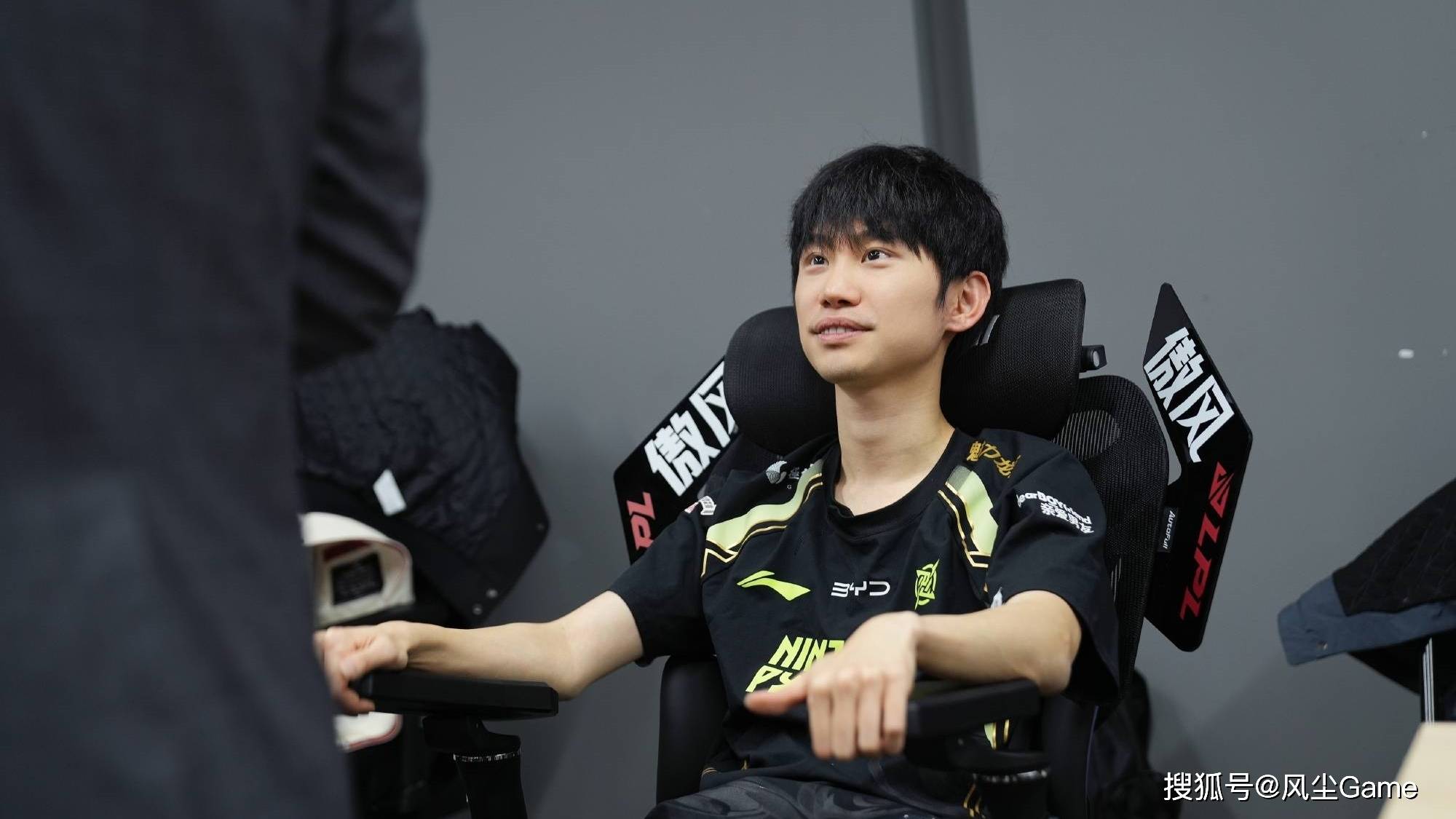 LOL换线创始人拿下首胜！賽(sài)后采访泪洒賽(sài)场，自我点评：烂到流脓