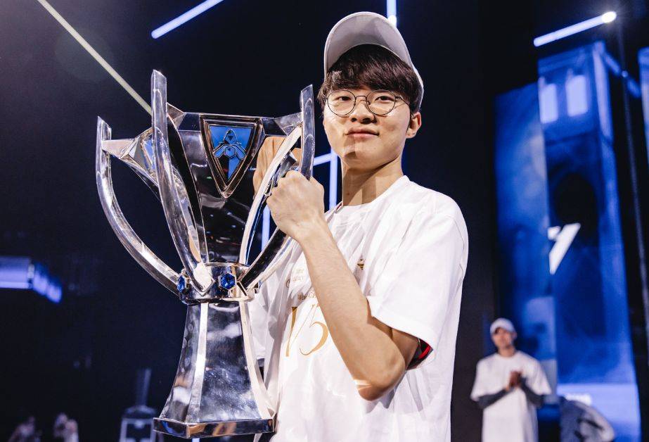 《Dota》玩家看了《英雄联盟》比赛后…