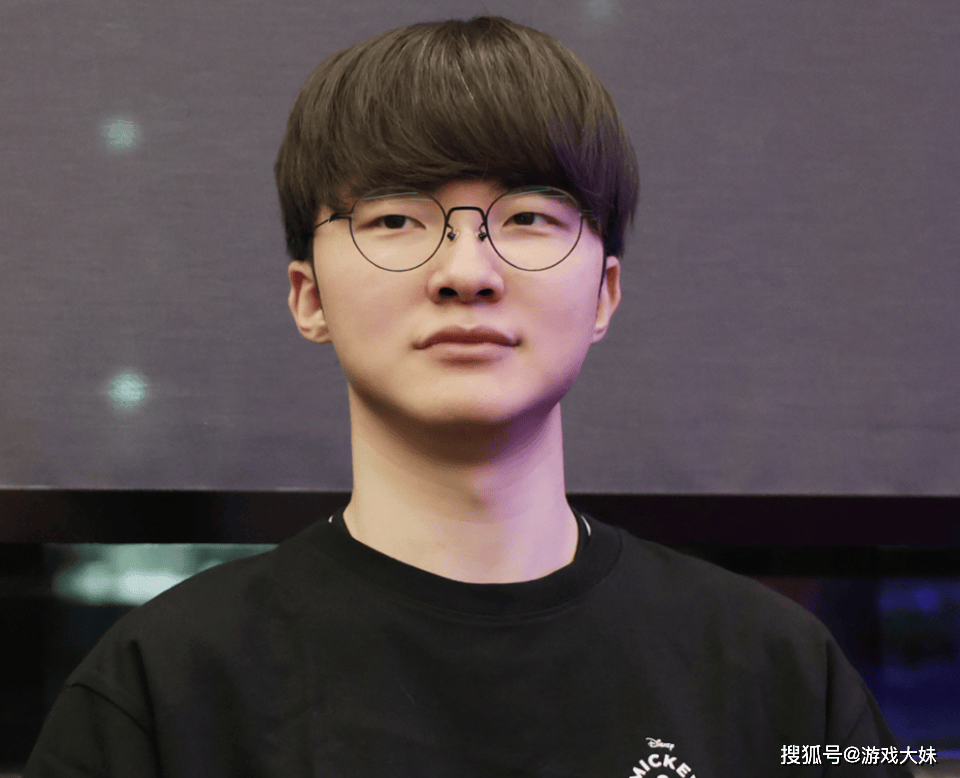 LOL比(bǐ)赛暂停长达3小(xiǎo)时，选手打开直播看比(bǐ)赛，被官方(fāng)禁赛处罚