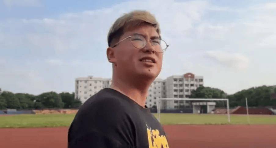 冠军選(xuǎn)手退役后干起搬运工