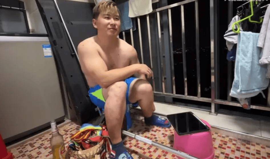 冠军选手退役后干起搬运工