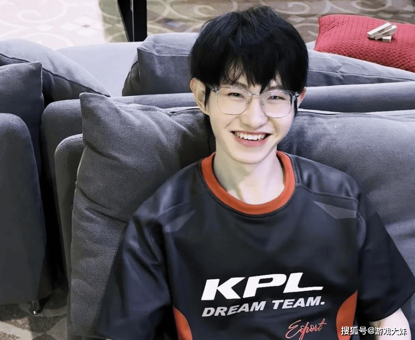 王者荣耀主播嘲讽uzi没冠军，并表示一诺如果打LOL，随便碾压faker