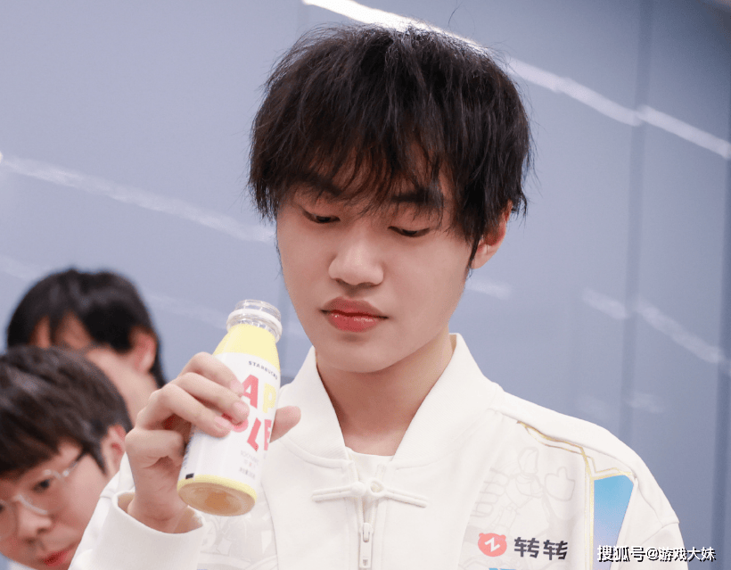 解说米勒说出LPL困境，中单选手(shǒu)出现严重断档(dàng)，新生代实力都很菜