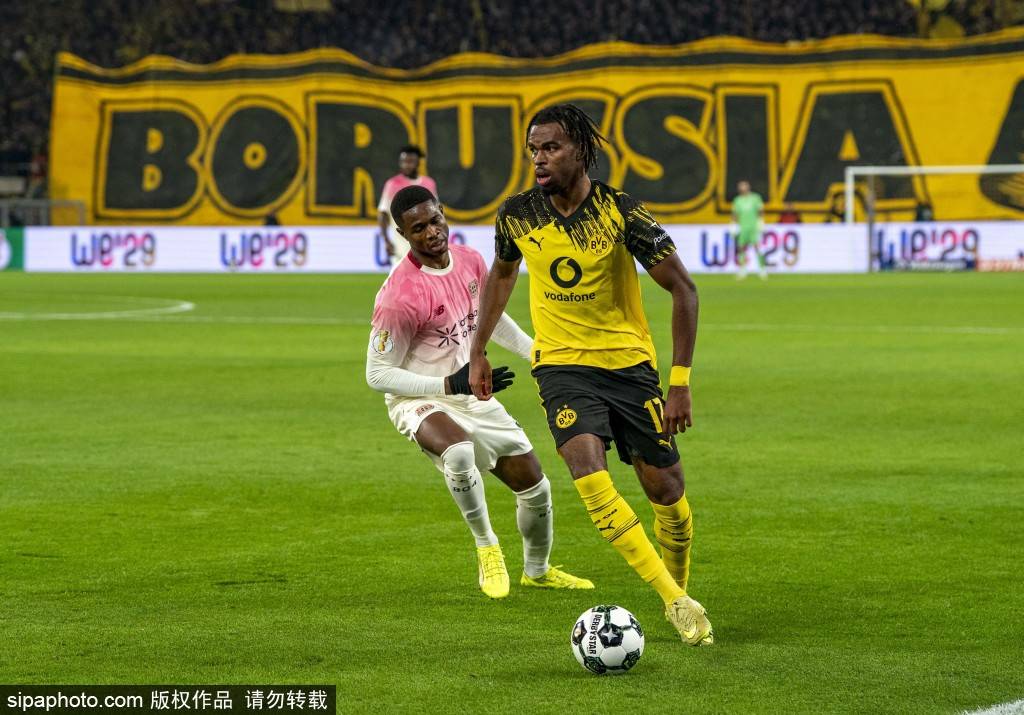 罗伊斯回归多特主场解說(shuō)比赛！社媒热情歡(huān)迎：GOAT归来