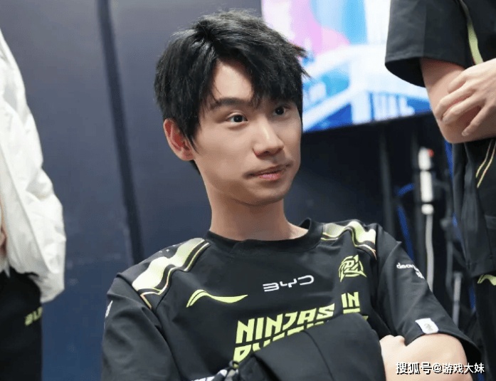 Doinb带3位LOL选手打dota2，被对方虐泉，還(hái)被嘲讽是人机